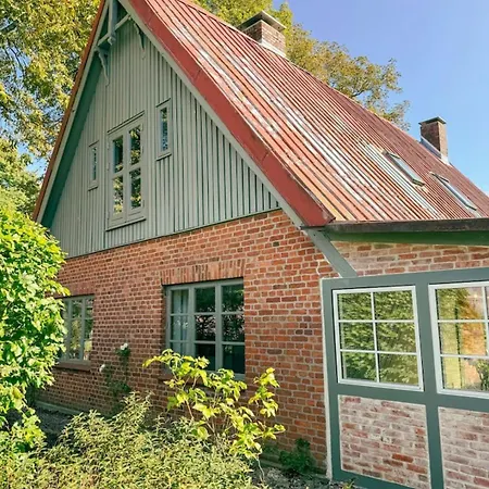 Historic Baltic Sea House, Whirlpool, Sauna, Fireplace Holiday home Barsbek
